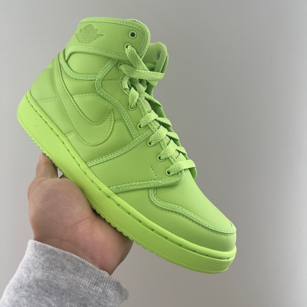 Brand new in box Nike Air Jordan 1 x Billie Eilish 
Sz 9 in women
Sz 7.5 in men